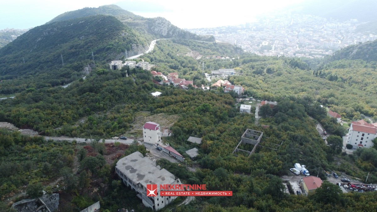 Urbanizovan plac velike površine u Markovićima, Budva